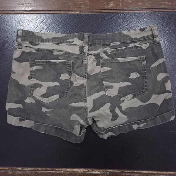 Celebrity Pink "The Honey" camouflage shorts size Junior 11 - Picture 2 of 5